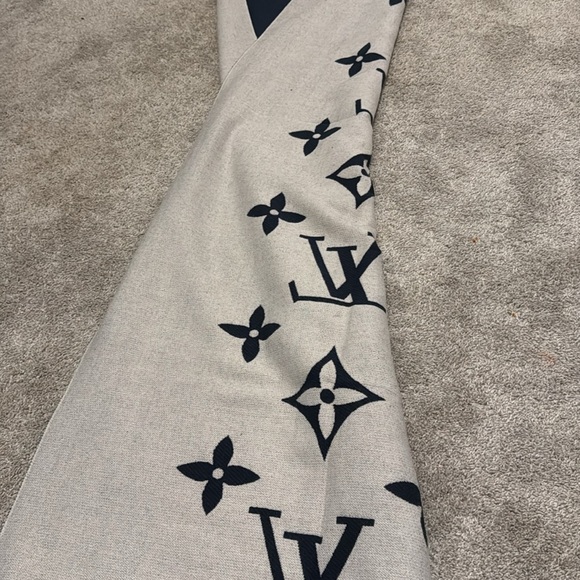 louis vuitton scarf - Picture 3 of 3